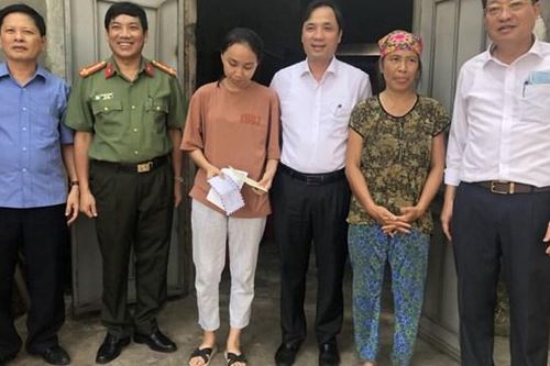 Công an Hà Tĩnh hỗ trợ nữ sinh nghèo học đại học