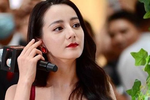 Địch Lệ Nhiệt Ba lộ da lão hóa
