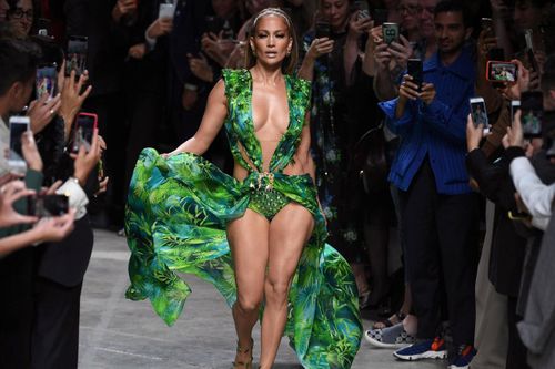 20 năm trước, Jennifer Lopez nổi tiếng nhờ mặc váy xanh