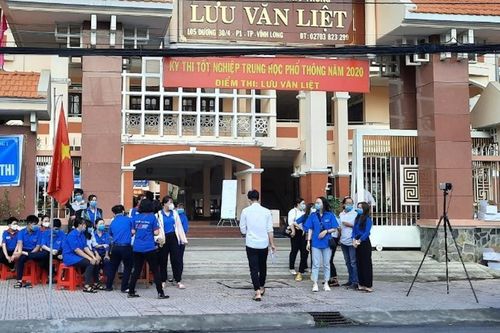 Nam sinh lớp 11 đâm bạn