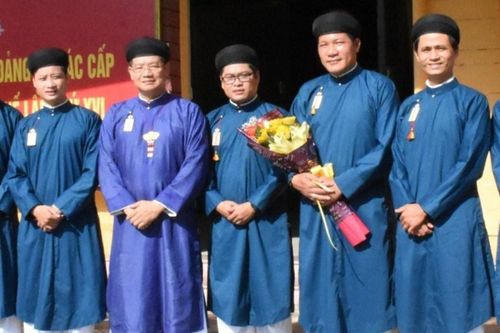Nam công chức mặc áo dài thể hiện nét văn hóa hay bất hợp lý?