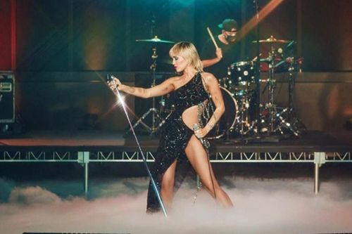 Miley Cyrus mặc váy của Công Trí