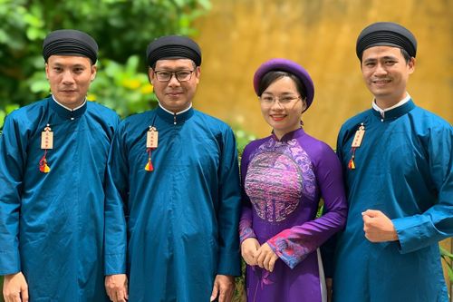 Nhà thiết kế Sĩ Hoàng: 'Chê nam công chức mặc áo dài là kém hiểu biết'