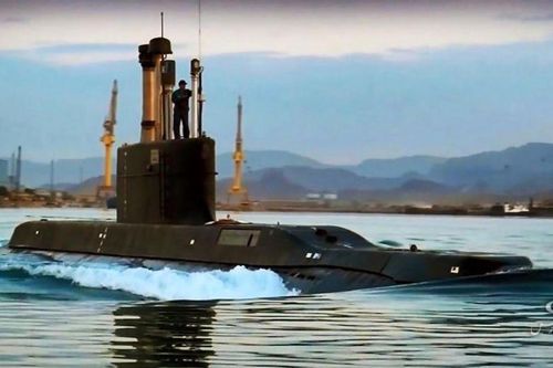 Iran tập trận với tàu ngầm và tên lửa ở eo biển Hormuz
