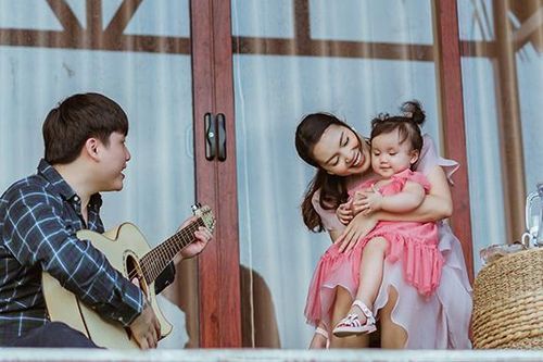 Ca sĩ Nguyễn Ngọc Anh phát hành MV mừng thôi nôi con gái nhỏ