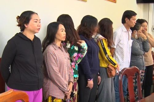 Bắt giữ 10 đối tượng nam nữ rủ nhau đánh bạc với số tiền hơn 100 triệu đồng