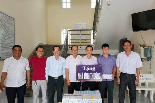 Cục THADS Sóc Trăng tặng quà cho học sinh nghèo hiếu học