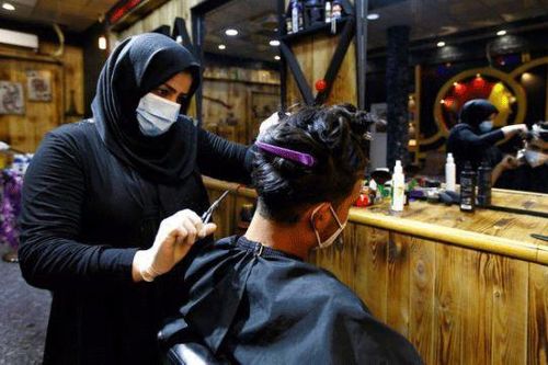 Người phụ nữ đầu tiên làm việc tại tiệm cắt tóc ở Iraq