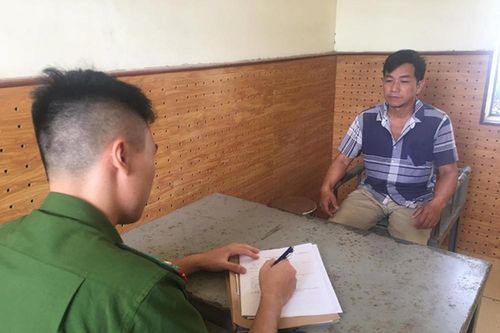 Bị chặn đường, người đàn ông điều khiển máy xúc hất văng xe máy của công an
