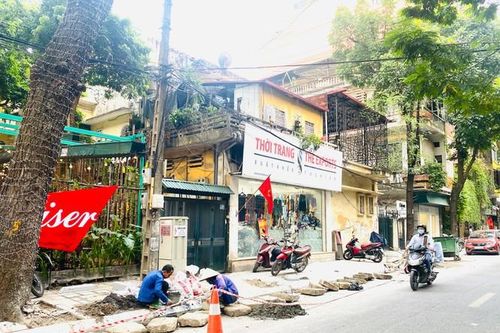 Quận Hai Bà Trưng nói gì việc lát đá khi vỉa hè vẫn còn cột, dây điện?