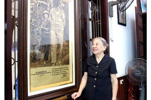 'O du kích nhỏ' vỡ òa niềm vui khi nhận món quà giản dị của Chánh án TANDTC