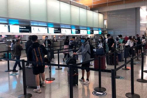 Dịch COVID-19: Gần 350 công dân Việt Nam từ Mỹ về nước an toàn