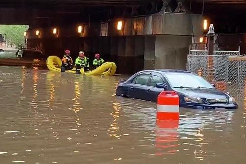 Mưa lũ 'nhấn chìm' Washington, nước tràn vào Nhà Trắng