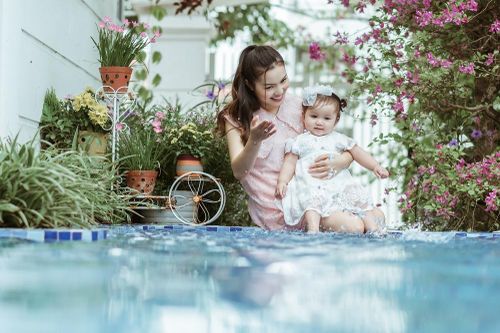 Chồng kém tuổi và 2 con xuất hiện trong MV mới của Ngọc Anh