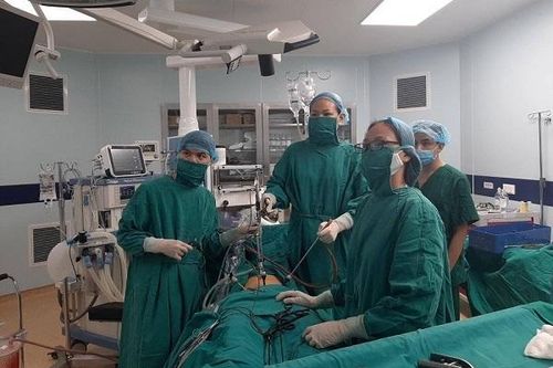Người phụ nữ có thai nằm trong vòi tử cung