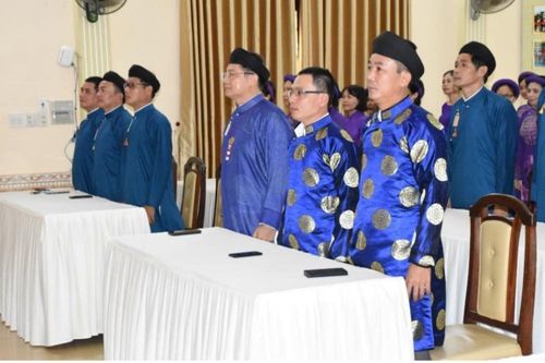 Nam cán bộ, công chức Sở VHTT Thừa Thiên Huế phải mặc áo dài ngũ thân khi đi làm