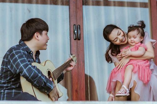 Ca sỹ Ngọc Anh chính thức công khai bố của con gái MiA trong MV mới