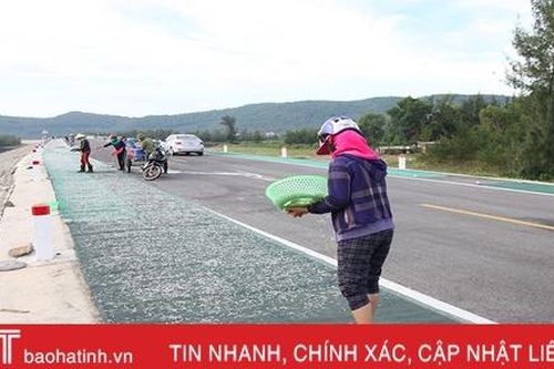 Ẩn họa tai nạn giao thông khi phơi hải sản trên tuyến đường ven biển Hà Tĩnh