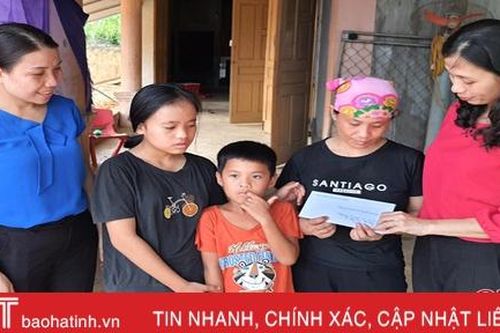 Hội Phụ nữ Hà Tĩnh tại Đức tặng quà cho 26 hoàn cảnh đặc biệt khó khăn