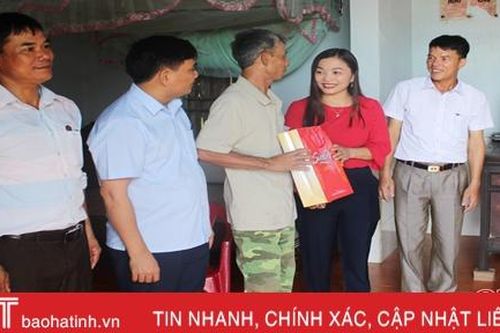 Lãnh đạo Vũ Quang thăm hỏi, tặng quà cán bộ tiền khởi nghĩa