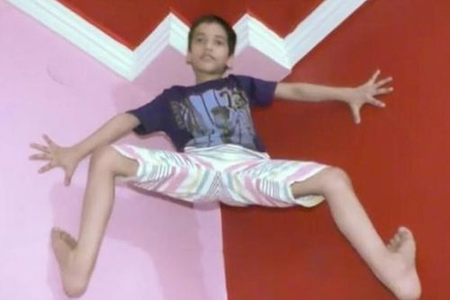 Sửng sốt với khả năng của 'Người nhện' 7 tuổi Ấn Độ