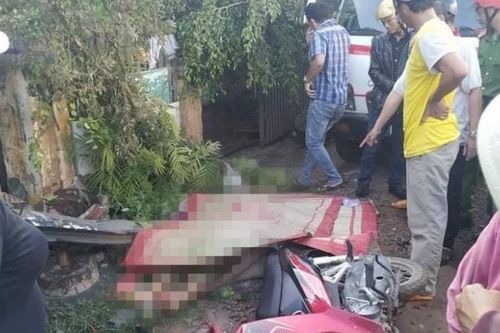 Hai bố con bị xe tải tông thương vong khi đang dừng chờ đèn đỏ