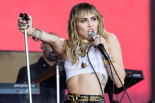 Miley Cyrus lần đầu chia sẻ về giọng hát ngày càng xuống dốc, phủ nhận tin đồn mất giọng vì nghiện rượu