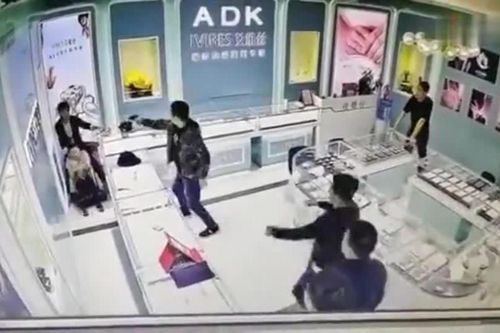 Muốn tự tử nhưng lại sợ đau, người đàn ông có hành động điên rồ khiến dân tình ngao ngán