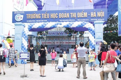 Đình chỉ lái xe, người phụ trách đưa đón bỏ quên học sinh lớp 3 trên xe ô tô