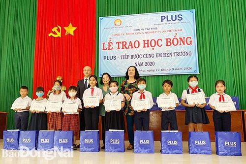 Tặng 50 suất học bổng trị giá 100 triệu đồng cho học sinh nghèo