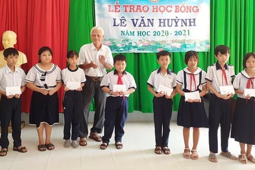 Trao học bổng Lê Văn Huỳnh