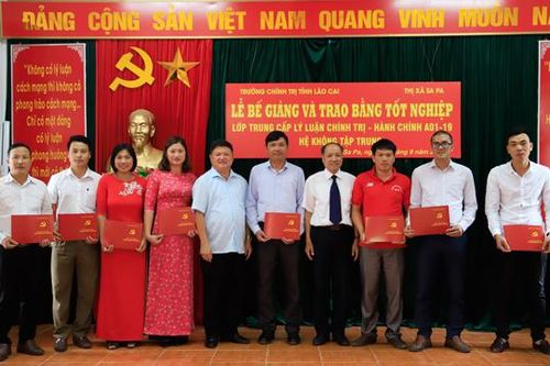 68 học viên hoàn thành lớp Trung cấp Lý luận chính trị - Hành chính tại Sa Pa