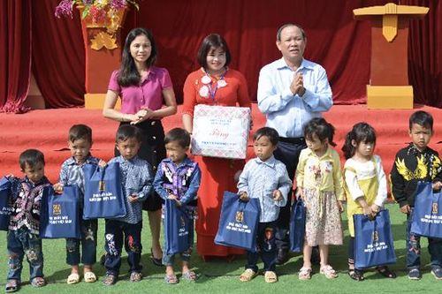 Nhà xuất bản Giáo dục tặng thiết bị, đồ dùng, đồ chơi, vở viết cho học sinh Y Tý