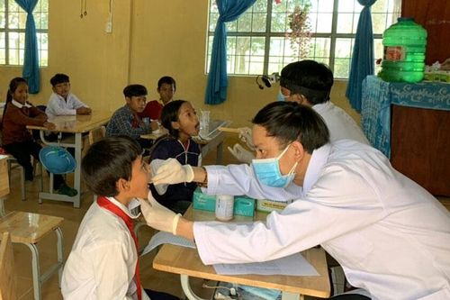 Khám sàng lọc bệnh bạch hầu cho 1.261 cán bộ, giáo viên, học sinh