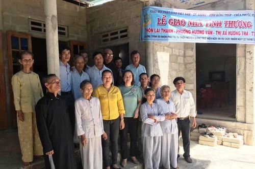 Nghệ An : Chùa Đông Yên, Đức Hậu trao nhà, tặng quà người khiếm thị