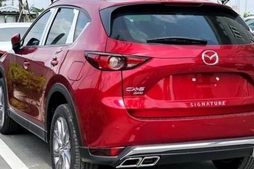 Tìm chủ sở hữu ôtô Mazda đỏ