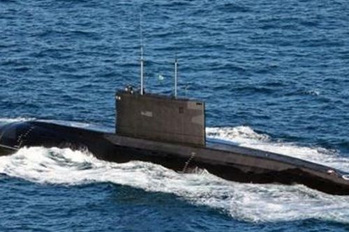 Iran kéo tàu ngầm Fateh ra Eo biển Hormuz, Mỹ lập tức rút máy bay