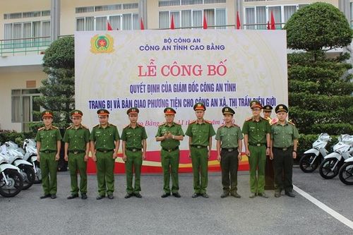 Bàn giao xe mô tô phục vụ công tác, chiến đấu cho Công an xã, thị trấn biên giới