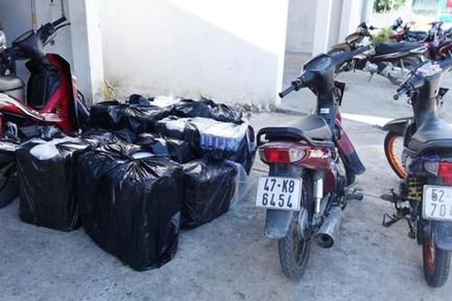 Tông thẳng xe chở hàng lậu vào công an rồi lao xuống kênh tẩu thoát