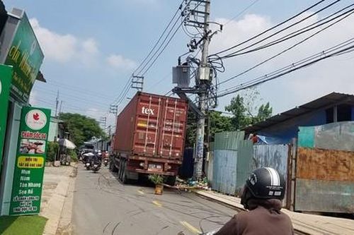 Container va trúng máy biến áp gây nổ, nhiều hộ dân ở Sài Gòn mất điện