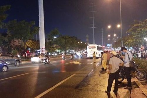 Băng qua đại lộ ở trung tâm Sài Gòn, người phụ nữ bị xe khách tông tử vong