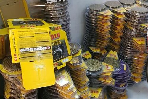 TPHCM: Khởi tố cặp vợ chồng sản xuất, buôn bán phụ tùng xe máy giả 'khủng'