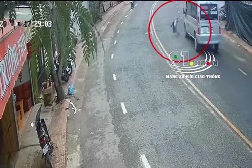 Nam thanh niên băng qua đường, lao thẳng đầu xe khách