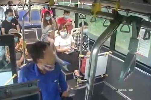 Người đàn ông nhổ nước bọt vào nữ phụ xe buýt khi bị nhắc đeo khẩu trang là ai?