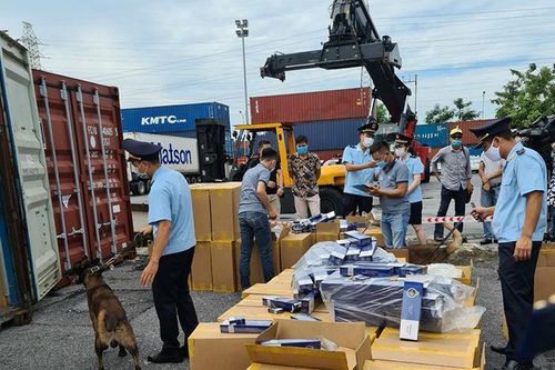 Bắt giữ 2 container chứa hơn 1 triệu bao thuốc lá 555 giả