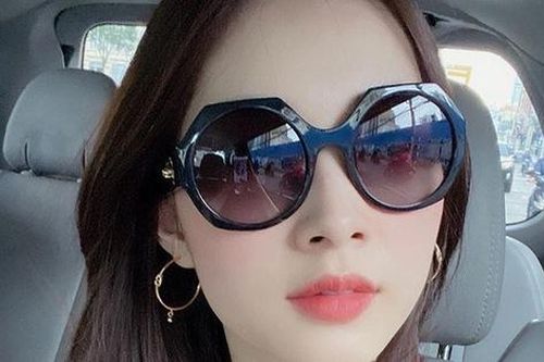 Nhan sắc mẹ bỉm sữa của Đặng Thu Thảo thế nào mà được khen trẻ hơn cả thời chưa sinh nở?