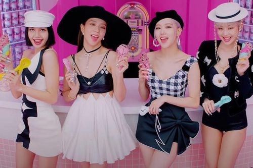 Mix đồ bơi vào trang phục diễn, stylist có đang 'làm khó' cho các cô gái BLACKPINK?