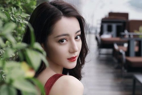 Chúc sinh nhật Dương Mịch nhưng Địch Lệ Nhiệt Ba lại bị chửi vì 'đụng chạm' Thái Từ Khôn