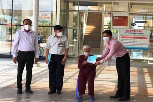 Quảng Nam: Cụ bà 100 tuổi mắc Covid-19 được xuất viện
