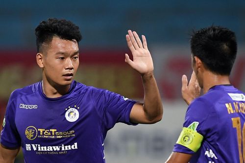 Thành Chung đá tiền đạo trong ngày Hà Nội thắng 7-0